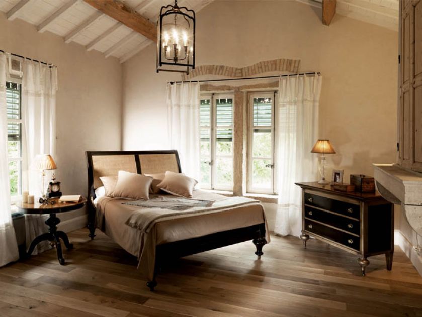 W stylu kolonialnym. Łóżko Indochine z plecionym zagłówkiem kosztuje od 17 550 zł. Za komodę zapłacimy od 13 300