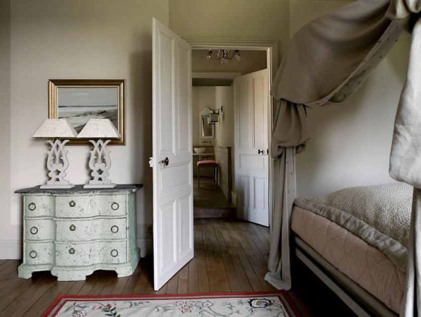 Abażury lamp zlepiono ze starych listów.