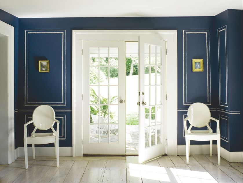 granatowa ściana i białe meble