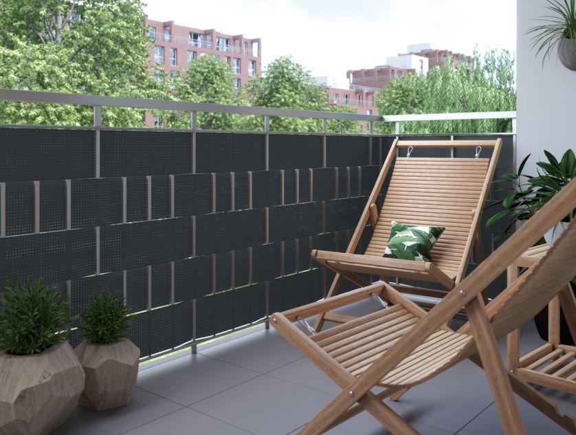 mata na balustradę balkonu