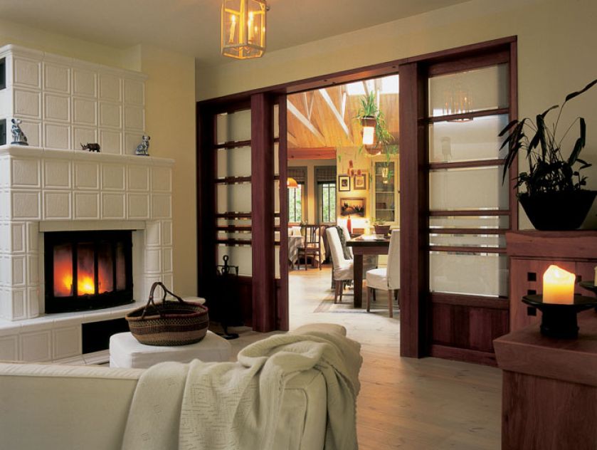 Salon z kominkiem utrzymany jest w tonacji naturalnej bieli.