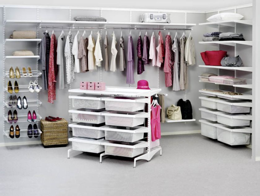 Dobrze posegregowane. W garderobie Decor znalazło się nawet miejsce na wyspę z szufladami. ELFA