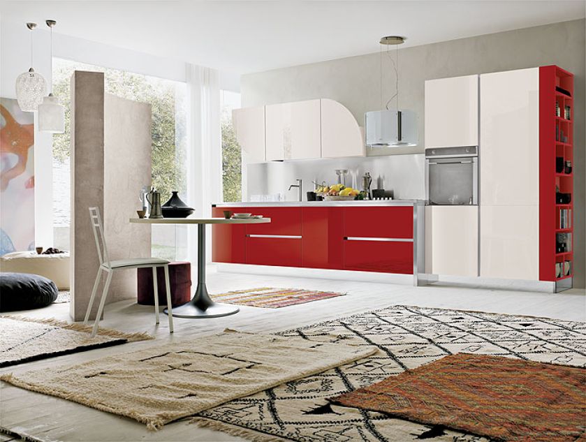 Lakierowana na błysk, z ciekawymi uchwytami chowanymi we froncie. Do wyboru 27 kolorów. STOSA CUCINE