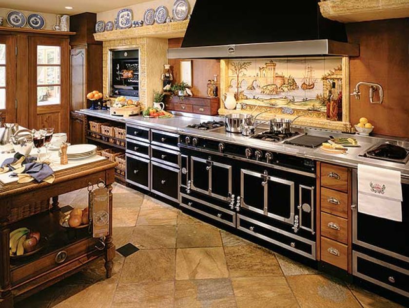Słynna kuchnia Château firmy La Cornue - podobną miał Pablo Picasso. Do wyboru 25 kolorów. Cena - 87 700 zł. ART DE VIVRE