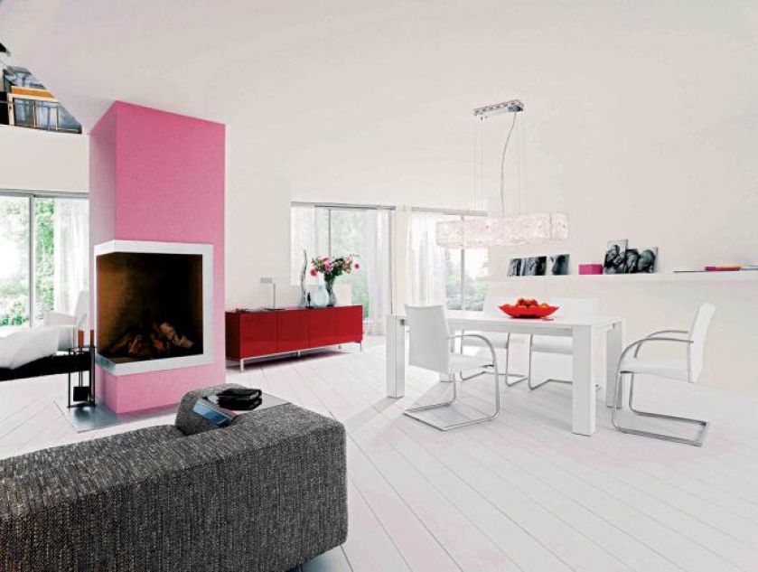 Stół Basic firmy Tonon wykończono białym laminatem. Cena - ok. 11 500 zł. Za krzesło Power obite białą skórą