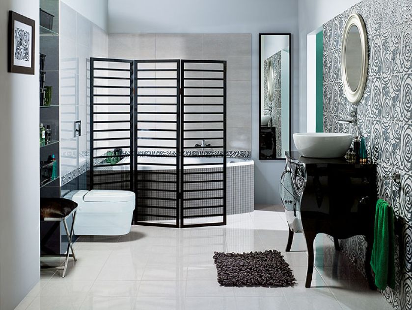 To dwa komplety kwiatowych dekoracji, szklanych listew oraz płytek ściennych w czterech kolorach: lazurowym, czarnym,