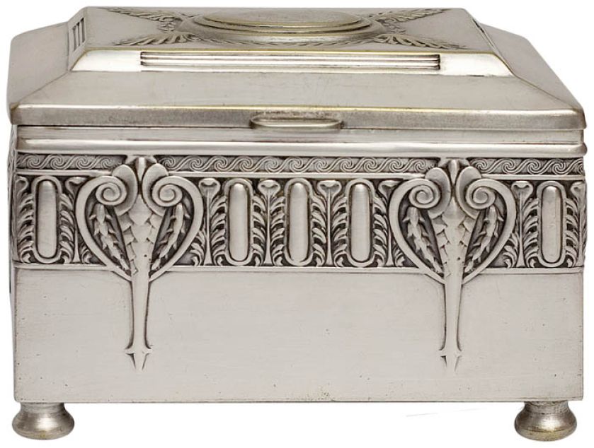 Cukiernica skrzynkowa, sygnowana Bracia Henneberg, XX w.