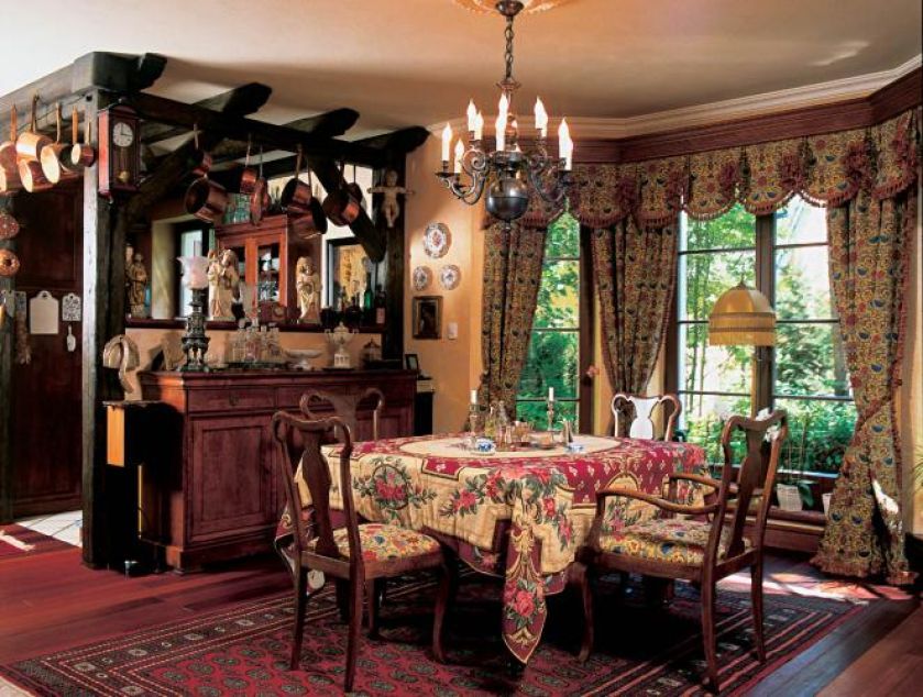 Krzesła w jadalni zostały obite tkaniną jak na zasłonach.