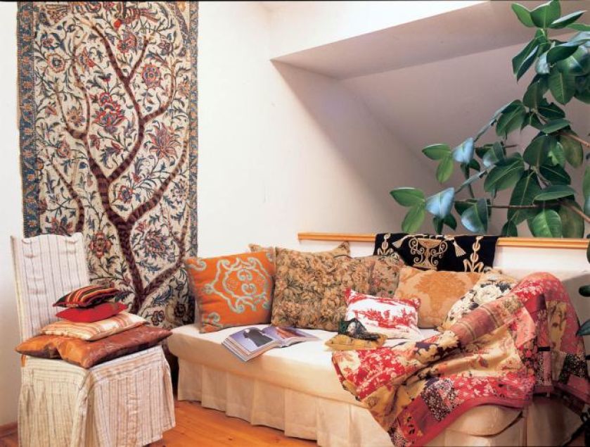 Kanapa i kolorpwe poduszki. Dom-patchwork Bożeny Łęckiej