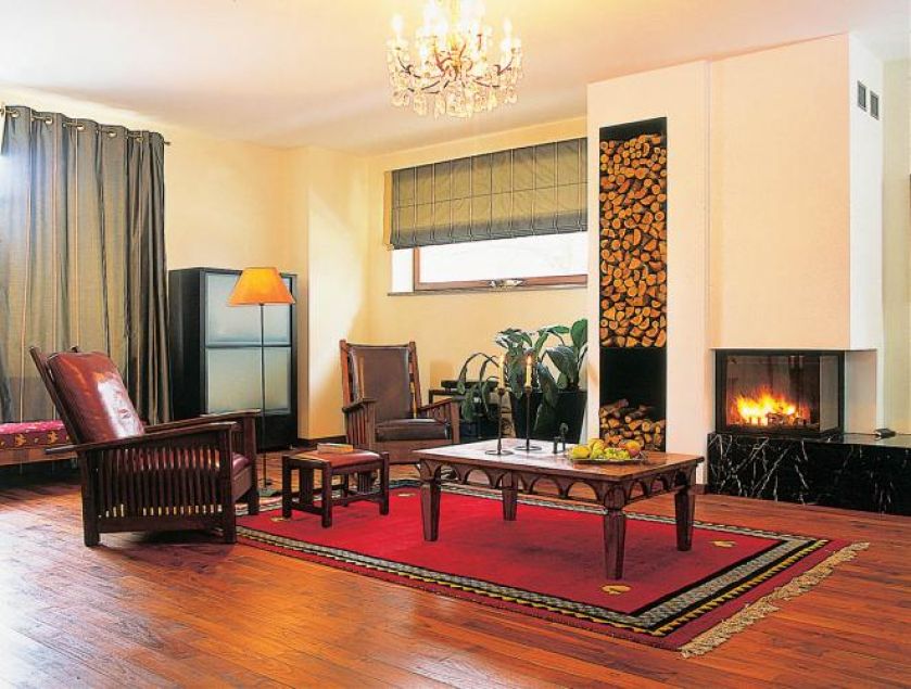 Przy stoliku fotele w stylu Arts Crafts.