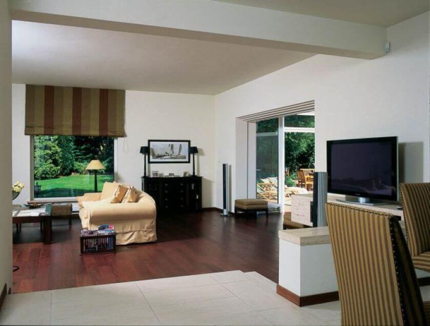 Salon łączy się z jadalnią. Ze szlachetnym umiarem