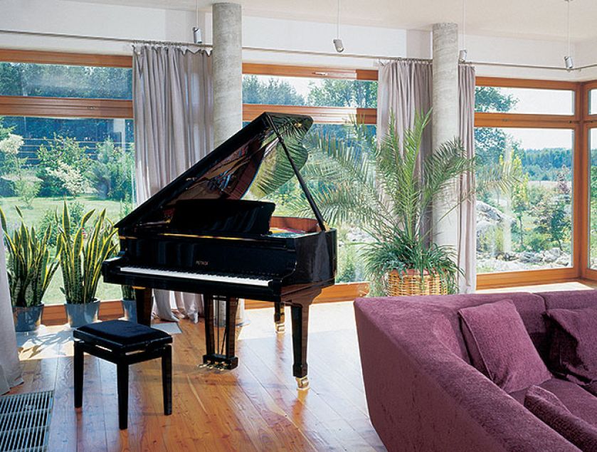 W przestronnym salonie stoi fortepian.
