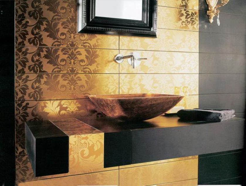 Za umywalkę Cuadrado Dorado zapłacimy 1250 zł. Do kompletu złote płytki Damasco Pure Golden z kolekcji Megalos firmy Dune