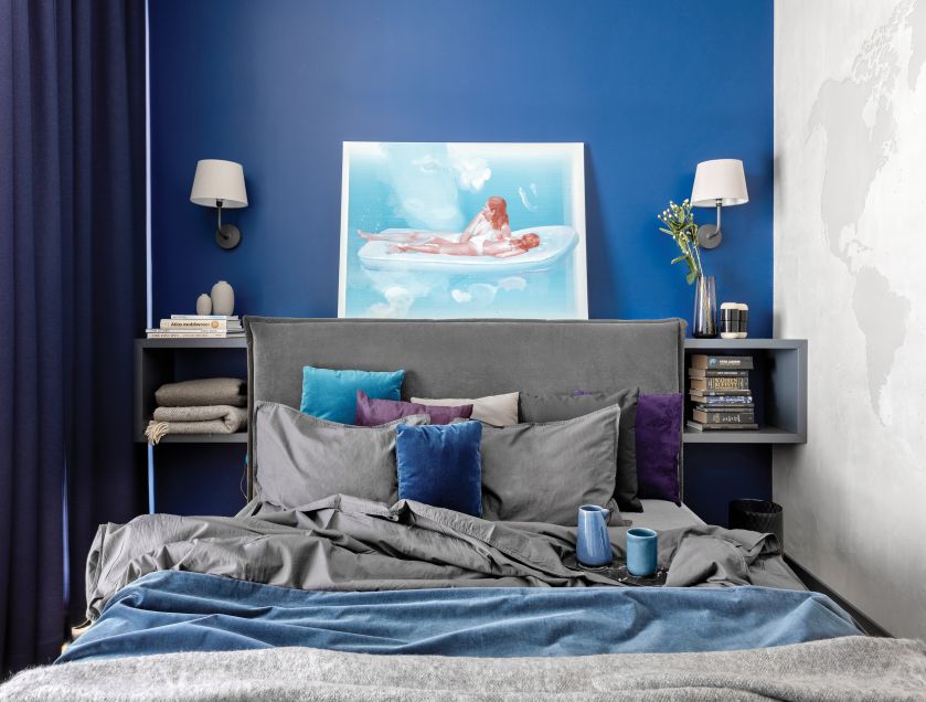 niebieska sypialnia z szarymi dodatkami