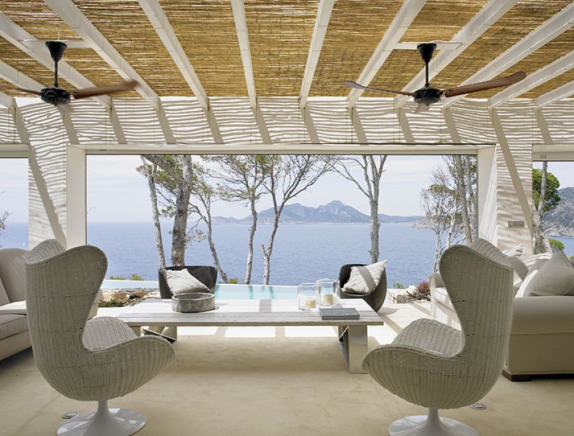 Podłoga jest zrobiona z polerowanego betonu, dzięki czemu jest mile chłodna, gdy na dworze panują tropikalne upały.