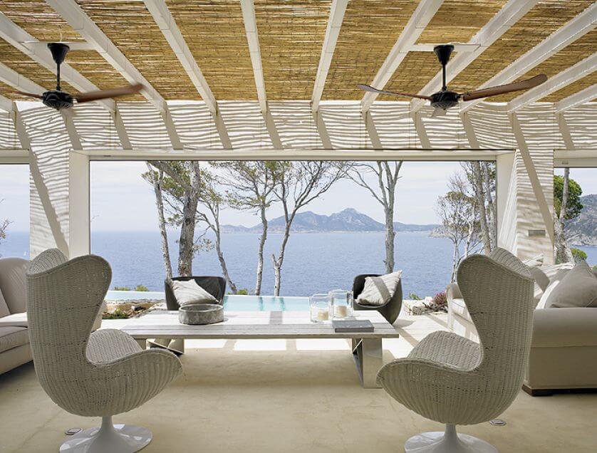 Podłoga jest zrobiona z polerowanego betonu, dzięki czemu jest mile chłodna, gdy na dworze panują tropikalne upały.