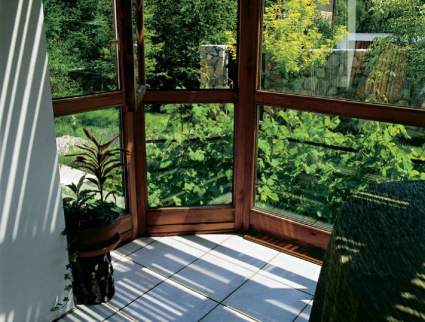 Z przeszklonego salonu rozpościera się widok na ogród.