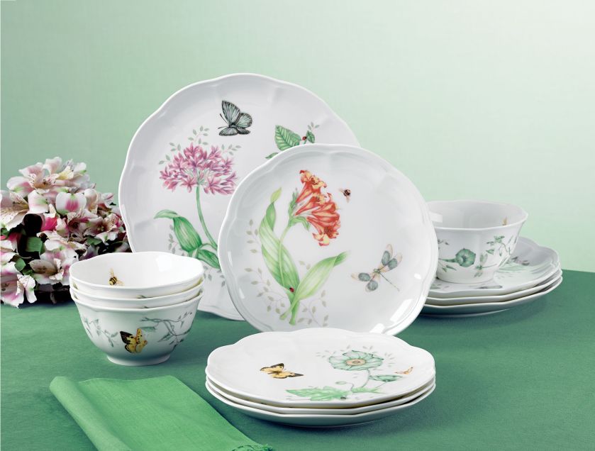 Zastawa stołowa z roślinami i owadami
