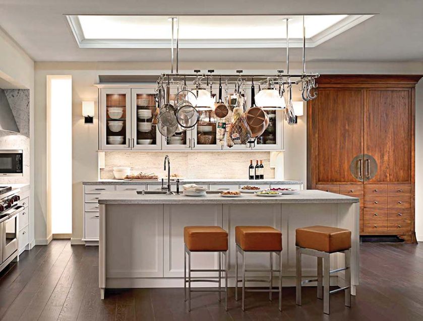 Chłodziarko-zamrażarka ukryta w... chińskiej szafie weselnej. Meble z kolekcji Beaux Arts zaprojektował Mick De Giulio