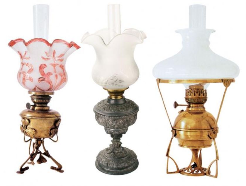 Lampka nocna z kloszem tulipanowym, pocz. XX w, Muzeum Podkarpackie w Krośnie. Lampa naftowa, pocz. XX w., cw 880