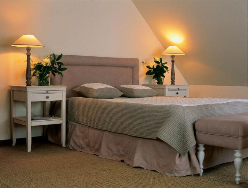 Na szafkach nocnych stoją lampki. Ze szlachetnym umiarem