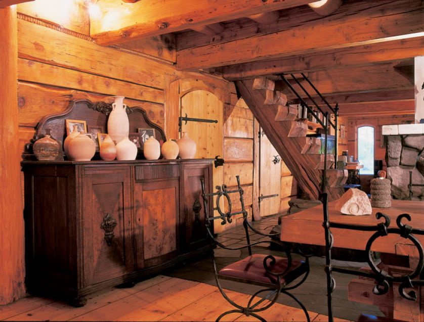 Najwięcej czasu zajęło właścicielom znalezienie krzeseł do jadalni. Chcieli, aby były kute, ładne i wygodne.