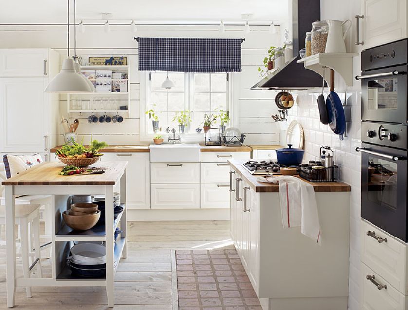 Półki Stenstorp z haczykami na kubki czy patelnie. Do tego pomysłowa wyspa-stół. IKEA