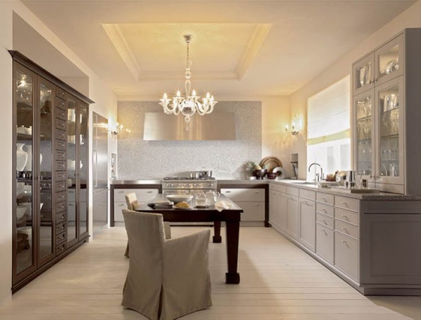 Stylowa witryna z kolekcji Beaux Arts firmy SieMatic zamiast w salonie stanęła w kuchni. Cena mebli kuchennych - od