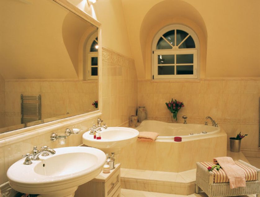 W rezydencji znajduje się kilka łazienek. Ta przylega do sypialni gospodarzy