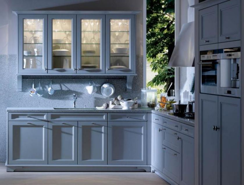 Prosty zlew i armatura idealnie pasują do oszczędnych w stylu mebli z kolekcji Beaux Arts firmy Siematic. Studio forma 96