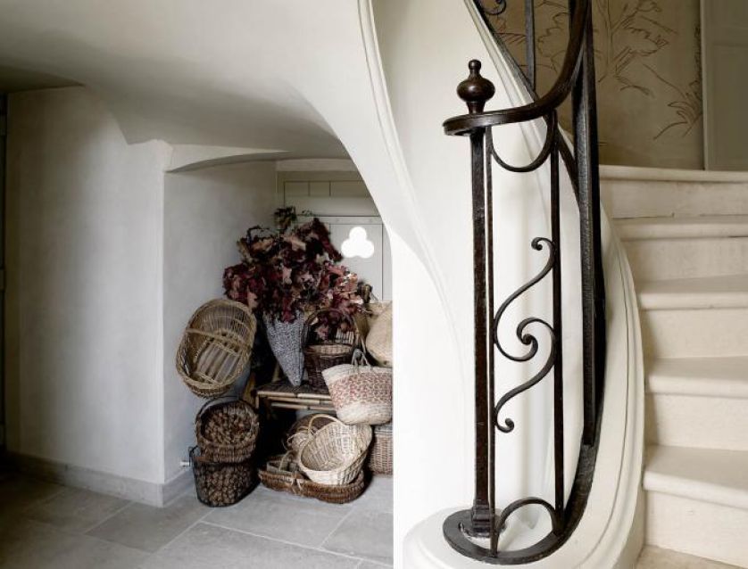 Schody zdobi kuta balustrada. Zameczek dla dwojga