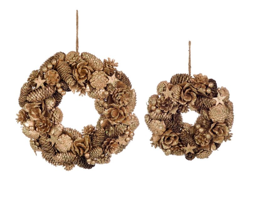 Sezonowe dekoracje, które wprowadzają do domu świąteczny nastrój. W ofercie Blanc MariClò znajdziemy szyszkowe stroiki,