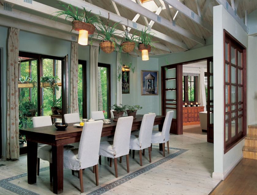 Stół do słonecznej jadalni Agnieszka i Piotr zaprojektowali sami. W końcu to jeden z najważniejszych mebli w domu.