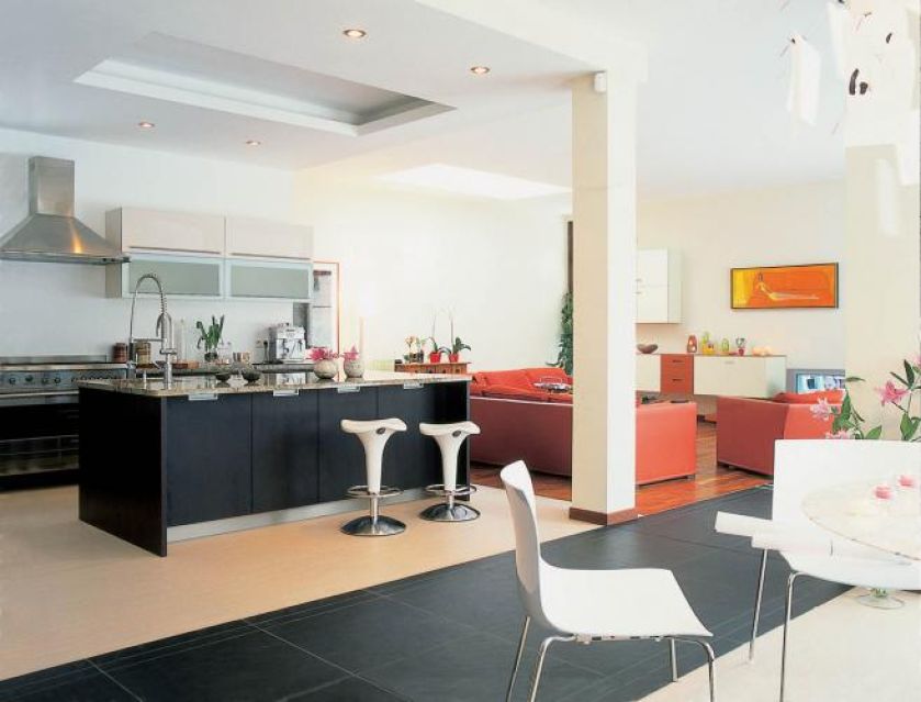 Kuchnia jest otwarta na salon i jadalnie.