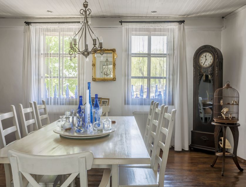 Lustro w ozdobnej, złotej ramie, to pamiątka po rodzicach. Zegar pochodzi z domu dziadków w Wielkopolsce.