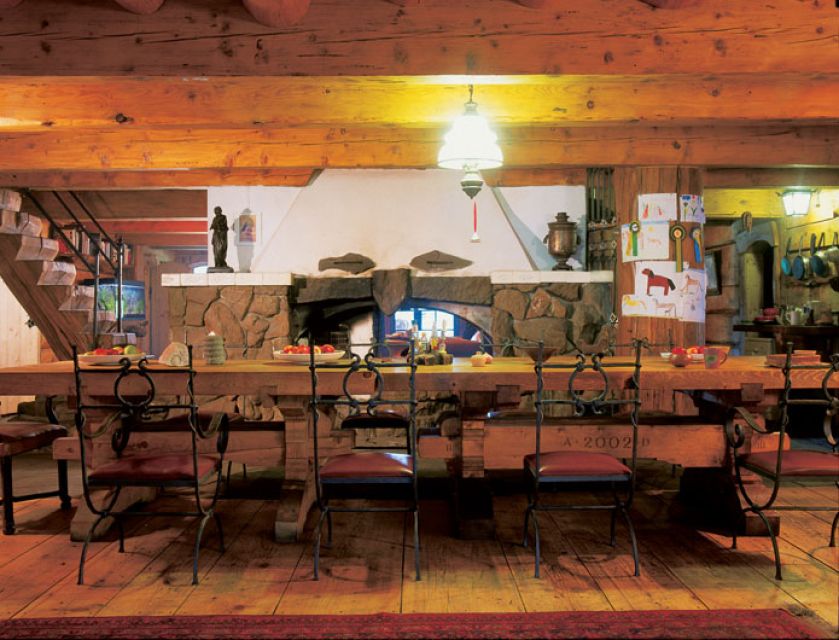 Parter domu to ogromna, przestronna izba podzielona na pół ścianą z kominkiem.