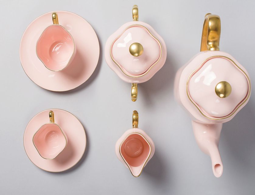 Serwis Anna Maria z różowej porcelany, ręcznie robiony i dekorowany 24 karatowym złotem, od 3700 zł, Fabryka Porcelany AS