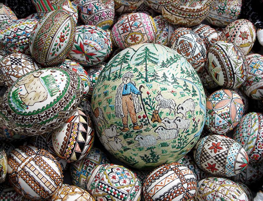Historia pisanek sięga zamierzchłych czasów. Dziś wykonują je nie tylko gospodynie, ale i wielcy artyści,