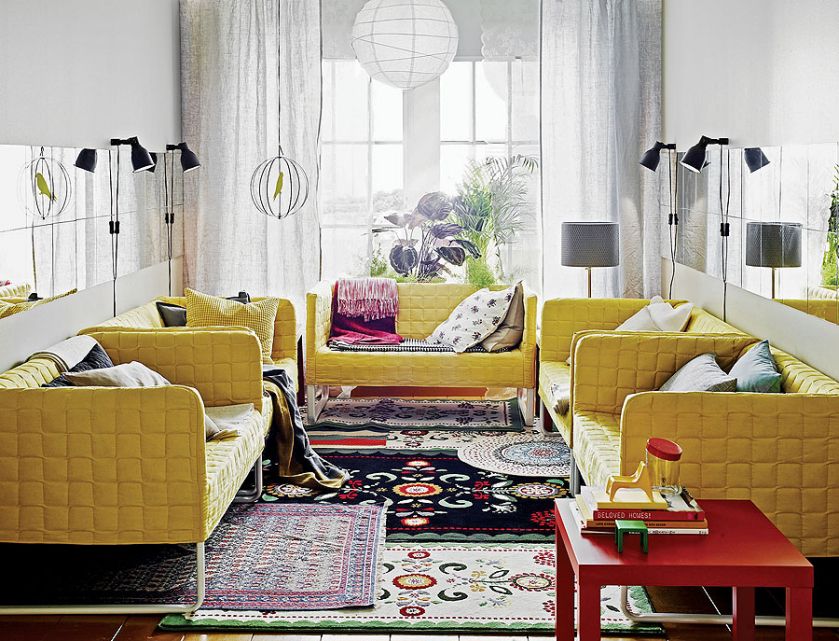 Jaką kanapę wybrać do salonu? Przede wszystkim wygodą i koniecznie we wzory i kolory zapożyczone z lasu, łąki, dżungli