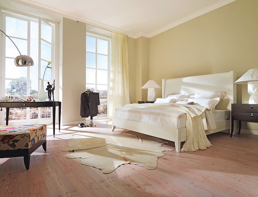 Pomysł Lorenzo Belliniego – łóżko Downtown z buku fornirowanego czereśnią, ok. 13 800 zł (bez stelaża i materaca), Selva