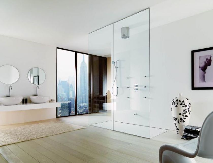 Prysznic z hydromasażem. Pod sufitem pokaźnych rozmiarów deszczownica. Cena zestawu - około 8000 zł. BOSSINI