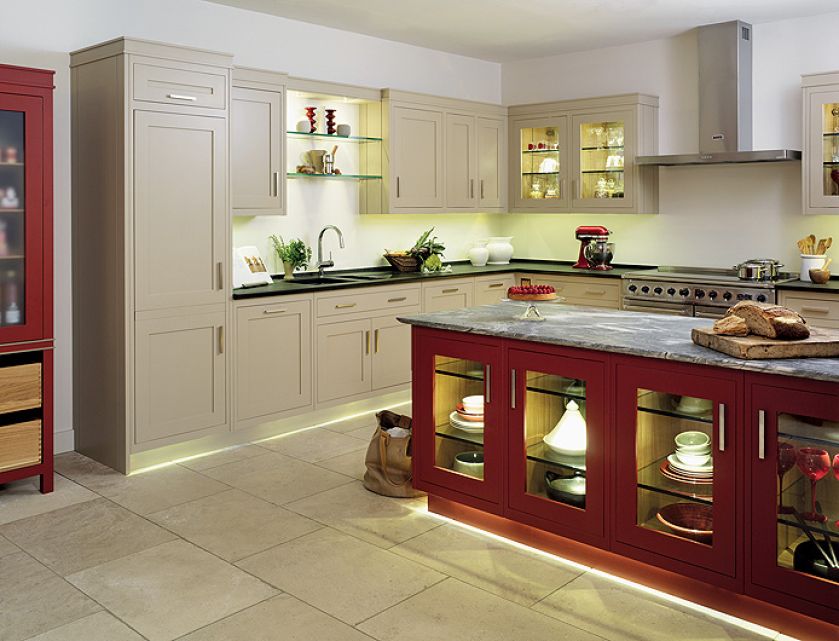 Szafki z litego drewna lipowego (do wyboru 13 rodzajów lakieru), wyspa z podświetlanymi witrynami, Grange