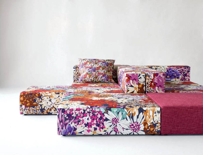 Ten narożnik obity jest tweedem i grubą bawełną w kwiaty. Missoni