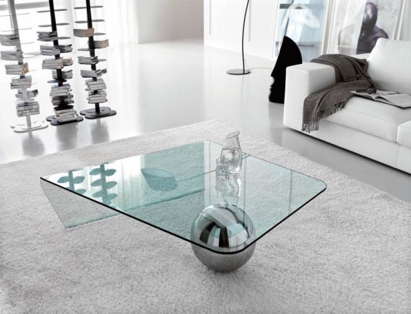 Na metalowej kuli, stąd nazwa Globe. CATTELAN ITALIA