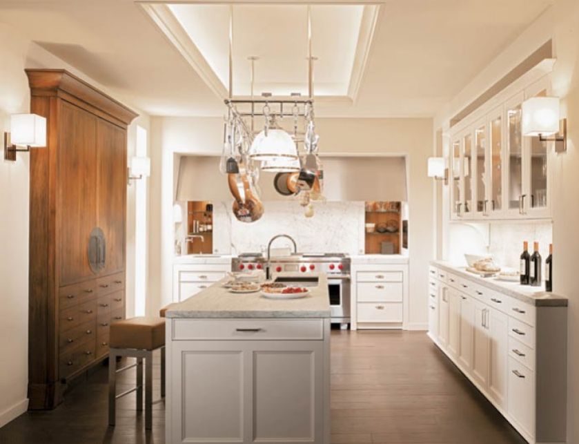 Beaux Arts firmy SieMatic (od 150 000 zł) - w nowoczesnej kuchni szafa stylizowana na chińską. STUDIO FORMA 96