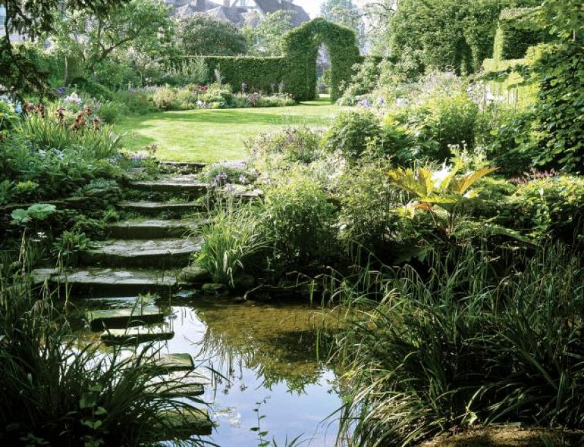 Dzięki kamiennym schodkom przez strumień przejdziemy suchą nogą. Fot. Simon McBride/REDCOVER