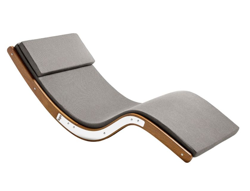 KO LANTA, leżak do opalania, ręcznie robiony z drewna kwila, z szybkoschnącym siedziskiem z pianki, ok. 12 400 zł, LUJO.