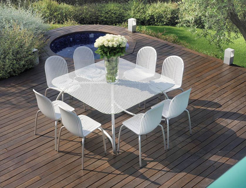 Stół Lato Dinner ze szkła hartowanego włoskiej firmy Nardi (5900 zł). Za krzesło Ninfea Dinner zapłacimy 498 zł. ADRIA