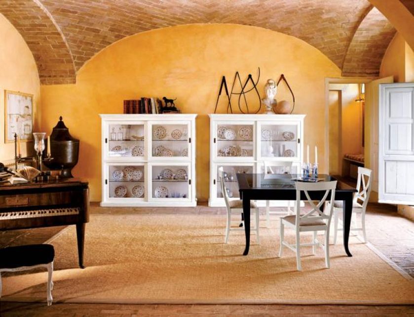 W jadalni nie tylko stół (7900 zł) i krzesła (od 1160 do 1300 zł) - przydadzą się też witryny