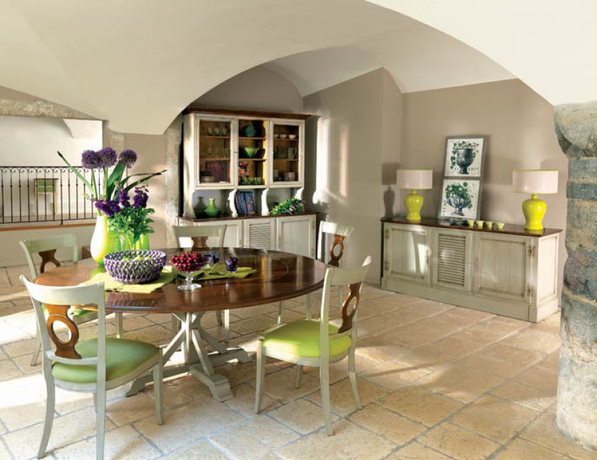 Do rustykalnej kuchni niekoniecznie proste i sosnowe. Jadalnia Lousiane z krzesłami Sunburst za 2450 zł. GRANGE